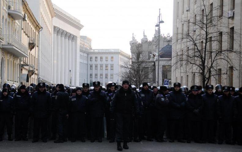 Ministrul ucrainean de Interne: Vom trata manifestanţii ca membrii din GRUPĂRI EXTREMISTE