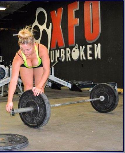 Ea este dovada vie că aparenţele sunt înşelătoare. Ce face această "fată cuminte" în fiecare seară 244761