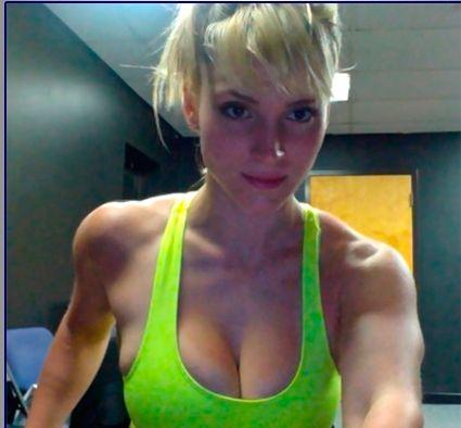 Ea este dovada vie că aparenţele sunt înşelătoare. Ce face această "fată cuminte" în fiecare seară 244766