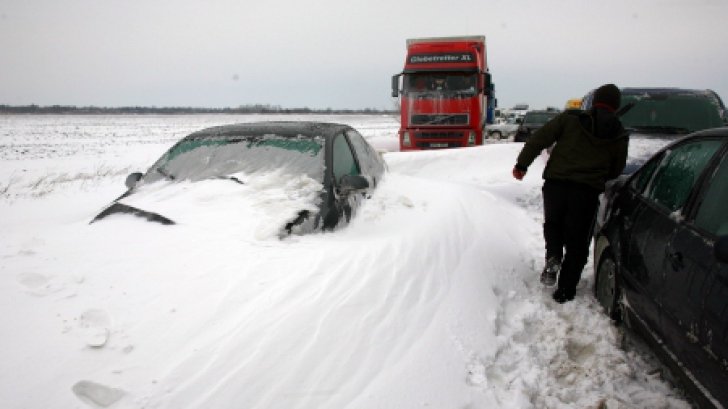 INCREDIBIL! În timp ce şoferii sunt acoperiţi de zăpezi, CNADNR îi verifică să vadă dacă au ROVINIETA expirată