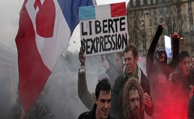 Paris. 250 de arestaţi şi 19 poliţişti răniţi după un protest împotriva lui Francois Hollande