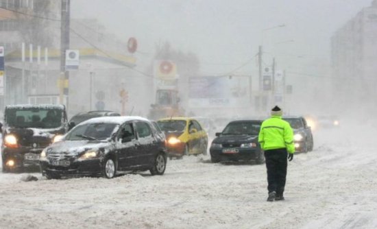Poliţiştii au aplicat peste 400 de amenzi, în ultimele 24 de ore. 28 de şoferi, sancţionaţi pentru lipsa anvelopelor de iarnă