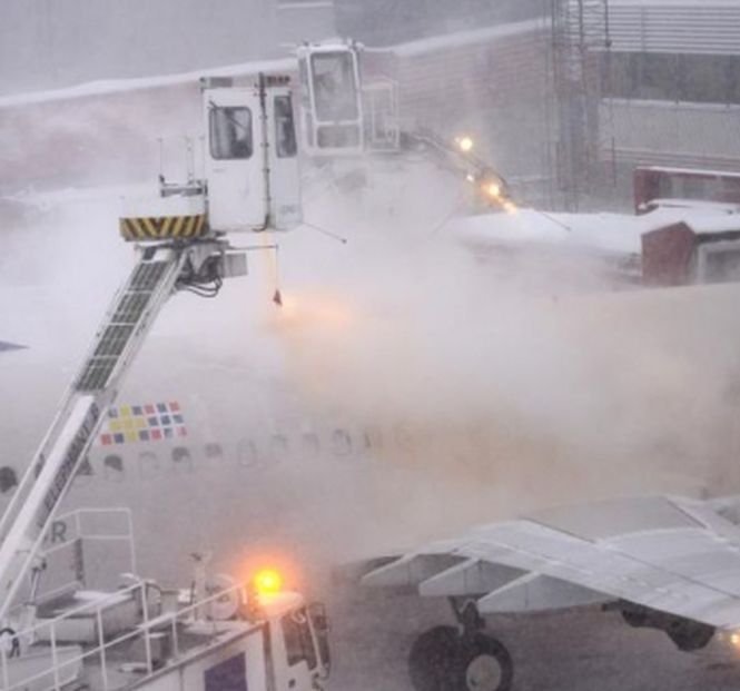 România sub zăpadă. Aeroporturi ÎNCHISE din cauza viscolului