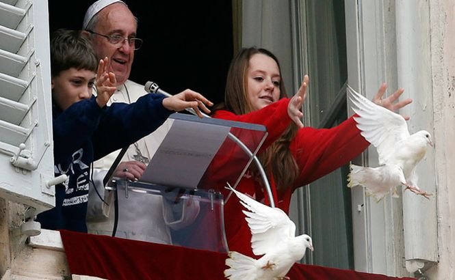 Semn rău la Vatican! Porumbeii păcii, eliberaţi de Papă, au fost atacaţi BRUTAL de alte înaripate