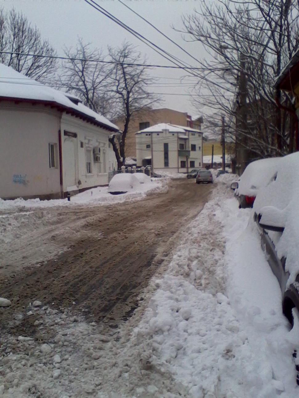 "Deszăpezirea" în sectorul lui "CARE ESTE". "Aşa arată aproape de Palatul Parlamentului. E jale" 245014