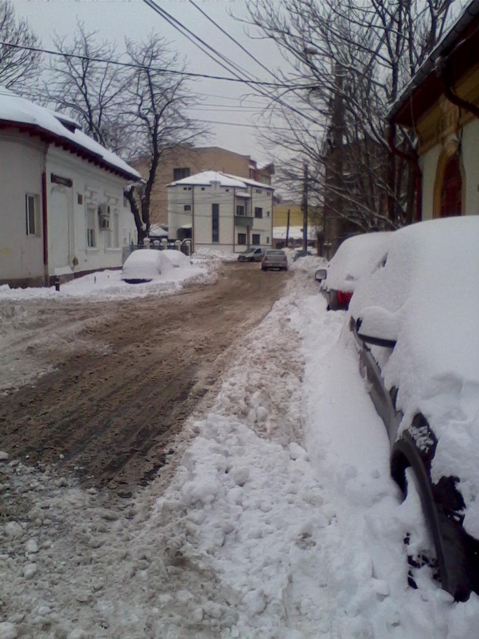 "Deszăpezirea" în sectorul lui "CARE ESTE". "Aşa arată aproape de Palatul Parlamentului. E jale" 245015