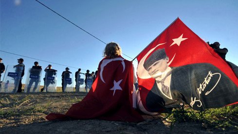 Premierul turc DESFIINŢEAZĂ tribunalele speciale care au condamnat pentru complot sute de ofiţeri