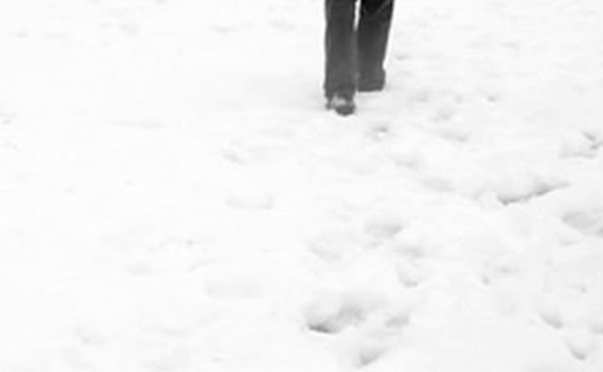 Un bătrân din Argeş a fost găsit de vecini îngheţat în propria curte, sub zăpadă