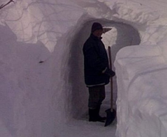 În Vrancea, oamenii fac faţă cu greu viscolului. Vântul troieneşte zăpada şi acoperă din nou casele şi drumurile
