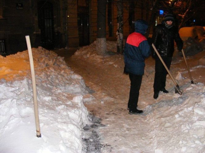 Un student din Grozăveşti curăţă singur trotuarele de zăpadă, în semn de protest