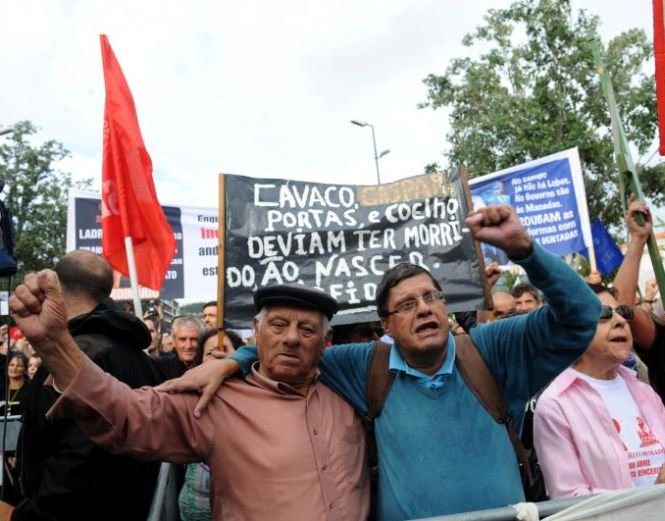 Mii de portughezi manifestează împotriva austerităţii