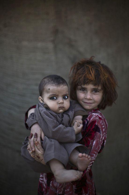 Ei sunt COPIII RĂZBOIULUI! Situaţia refugiaţilor afgani este tot mai îngrijorătoare 245678