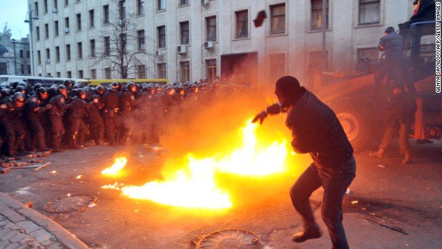 Poliţia din Ucraina difuzează cântece sovietice. Cât de tare s-a agravat criza din această ţară