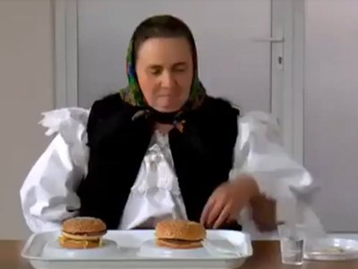 Cum reacţionează un român când gustă pentru prima dată dintr-un hamburger? VIDEO