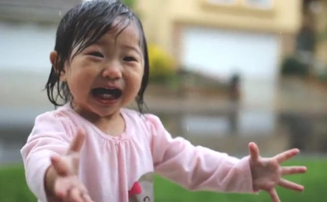 Cum reacţionează o fetiţă care simte pentru prima oară ploaia