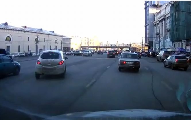 Imagini halucinante pe o şosea din Rusia. Incidentul sfidează cele mai spactaculoase cascadorii de la Hollywood