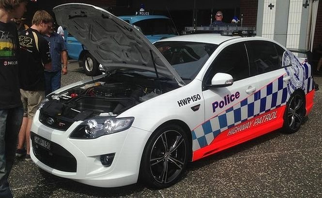 Un poliţist australian şi-a stricat maşina de patrulare, alimentând cu un combustibil greşit