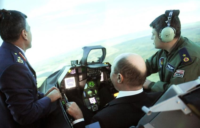 Traian Băsescu a pilotat în Turcia un avion F-16 asupra căruia s-a tras, într-un simulator de zbor