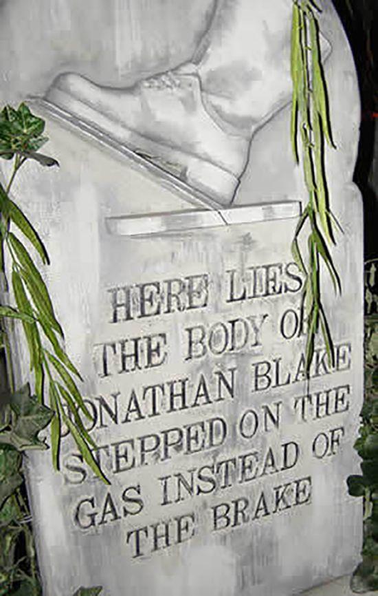 Ce scrie pe piatra funerară a unui ateu: "Sunt îmbrăcat la patru ace..." 246257