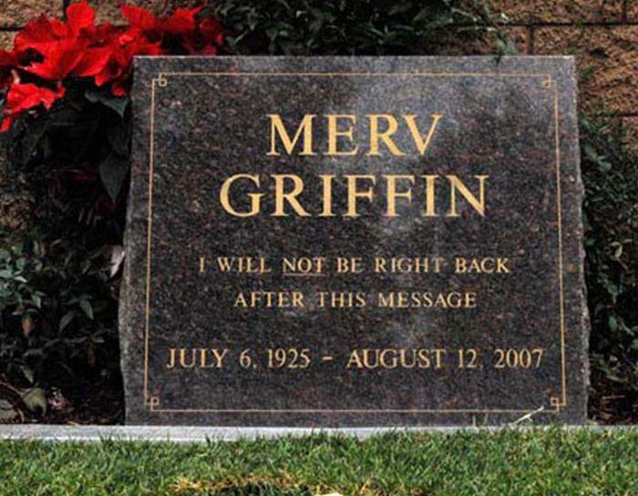 Ce scrie pe piatra funerară a unui ateu: "Sunt îmbrăcat la patru ace..." 246260