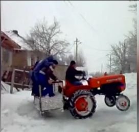 Distracţie neobişnuită pe timp de iarnă! Drifturi cu tractorul în zăpadă