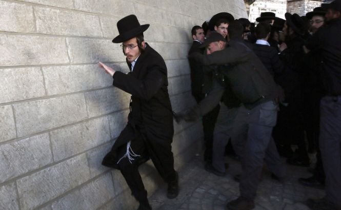 Israel. Evreii ultra-ortodocşi &quot;FUG&quot; de armată şi se bat cu poliţia pe stradă