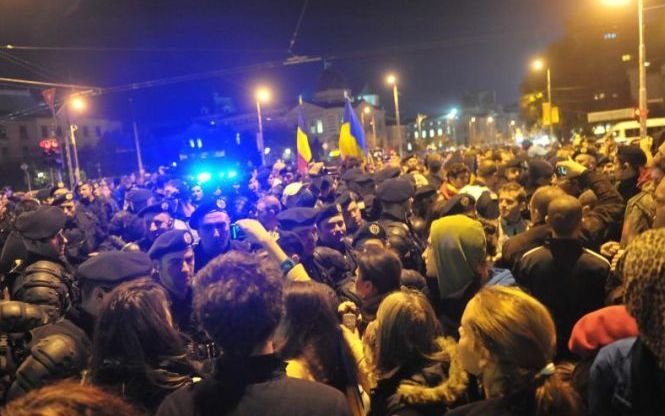 Roşia Montană a scos iar oamenii în stradă. Peste 200 de persoane protestează în centrul Capitalei