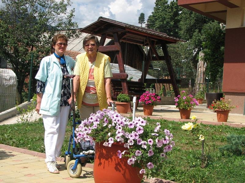 (P) Bătrânii din Suceava beneficiază de un centru reabilitat cu fonduri Regio