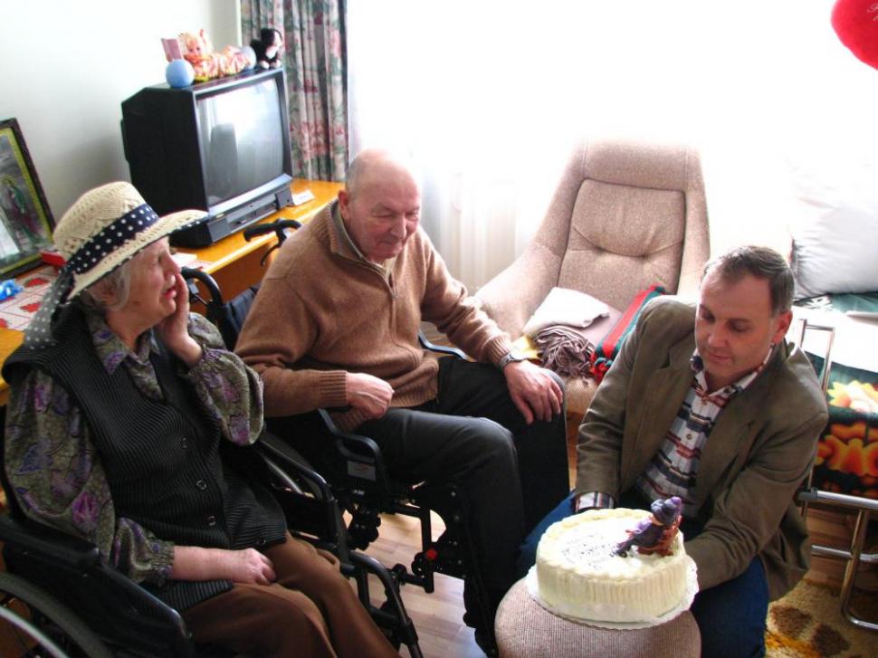 (P) Bătrânii din Suceava beneficiază de un centru reabilitat cu fonduri Regio 244476