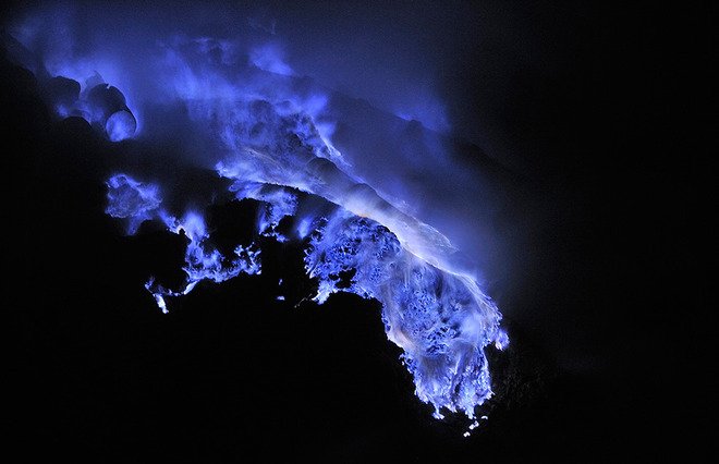 Imagini incredibile cu vulcanul care aruncă lavă ALBASTRĂ. E unul din cele mai spectaculoase fenomene naturale