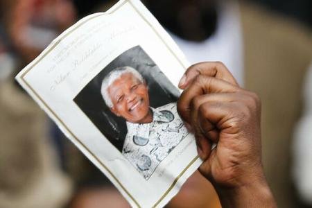 Două fiice nelegitime ale lui Nelson Mandela cer să fie recunoscute în testamentul acestuia 