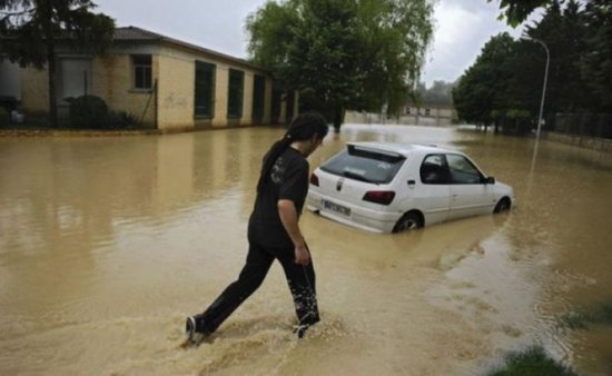 Marea Britanie se confruntă cu cele mai grave inundaţii din istorie. Oamenii îşi părăsesc locuinţele, iar ploile continuă