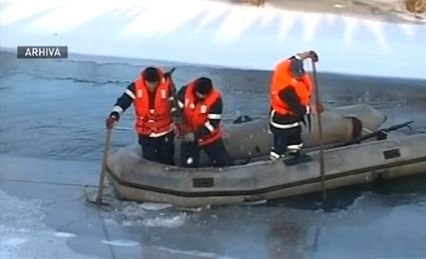 Bărbaţi salvaţi din Lacul Snagov, după ce gheaţa s-a rupt sub ei