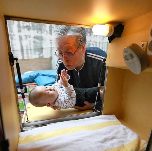 Ce face acest PASTOR cu bebeluşii oamenilor a făcut înconjurul lumii. "Eu am inventat Dropbox" 247156