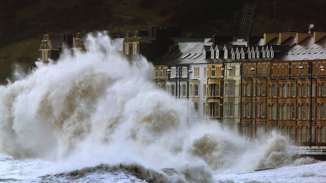 Furtună puternică în Marea Britanie. Autorităţile au emis COD ROŞU de vânt şi vorbesc despre o &quot;CRIZĂ NATURALĂ aproape fără precedent&quot;