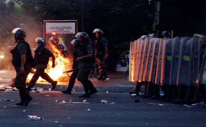 Lovitură de stat în Venezuela? Focurile de armă şi confruntările stradale au lăsat în urmă 3 morţi