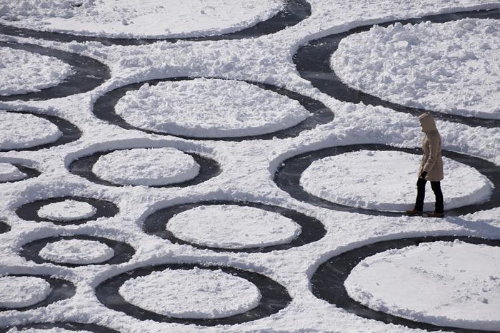 RUŞII au crezut că au fost vizitaţi de extratereştri. Ce au descoperit pe suprafaţa acestui lac. "E ULUITOR" 247115