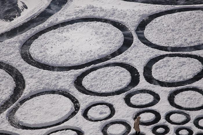 RUŞII au crezut că au fost vizitaţi de extratereştri. Ce au descoperit pe suprafaţa acestui lac. "E ULUITOR" 247116