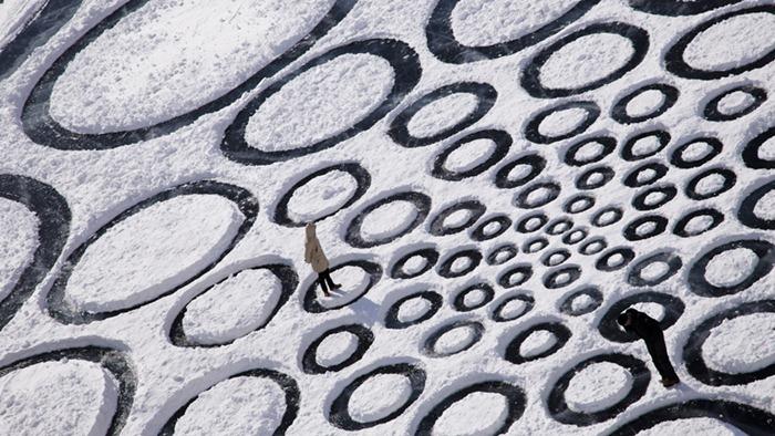 RUŞII au crezut că au fost vizitaţi de extratereştri. Ce au descoperit pe suprafaţa acestui lac. "E ULUITOR" 247118