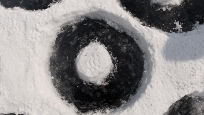 RUŞII au crezut că au fost vizitaţi de extratereştri. Ce au descoperit pe suprafaţa acestui lac. "E ULUITOR" 247119