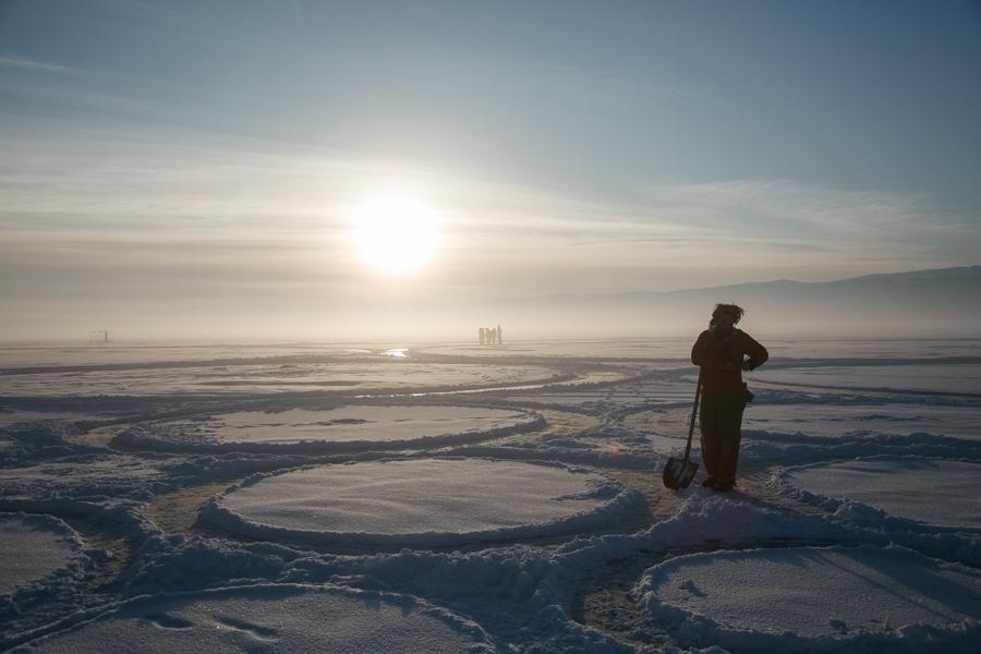 RUŞII au crezut că au fost vizitaţi de extratereştri. Ce au descoperit pe suprafaţa acestui lac. "E ULUITOR" 247128