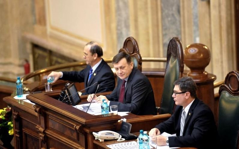 Partidul Conservator NU îl lasă pe Crin Antonescu fără funcţia de preşedinte al Senatului