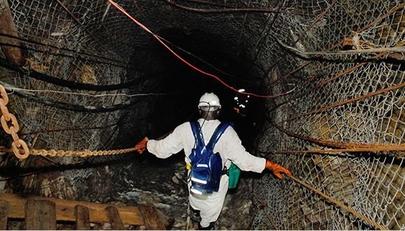 Aproximativ 200 de mineri au rămas blocaţi într-o mină de aur din Africa de Sud