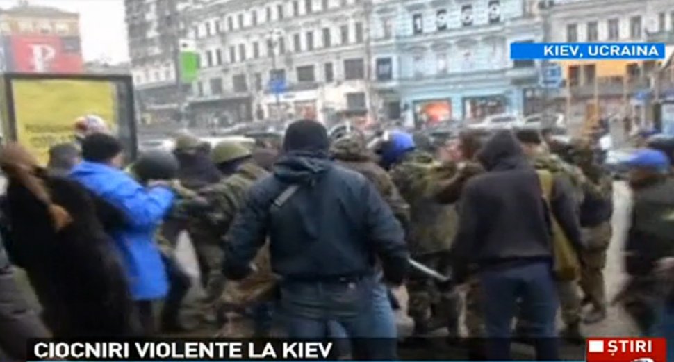 Ciocniri violente la Kiev. Manifestanţii opoziţiei au evacuat sediul Primăriei
