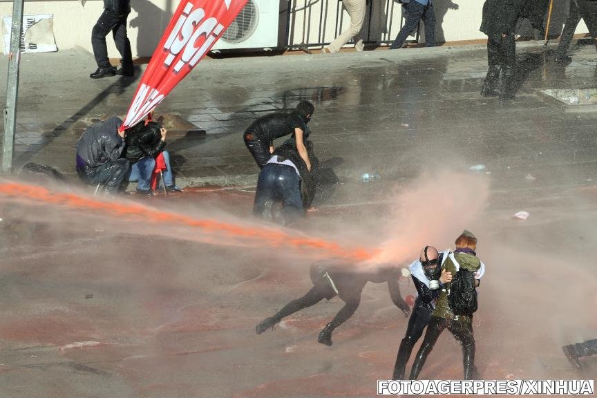 Intervenție cu gaze lacrimogene și tun cu apă împotriva manifestanților, în Turcia