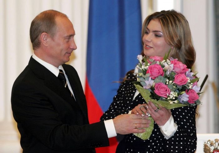 Zvonuri de căsătorie în Rusia. Vladimir Putin şi fosta gimnastă Alina Kabaeva, surprinşi purtând verighete