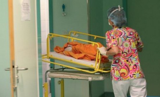 Un copil de doi ani a ajuns la spital cu arsuri grave după ce a răsturnat o oală cu apă clocotită peste el