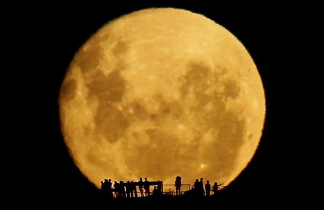 Arta nopţii! Vezi cum arată un răsărit de lună plină