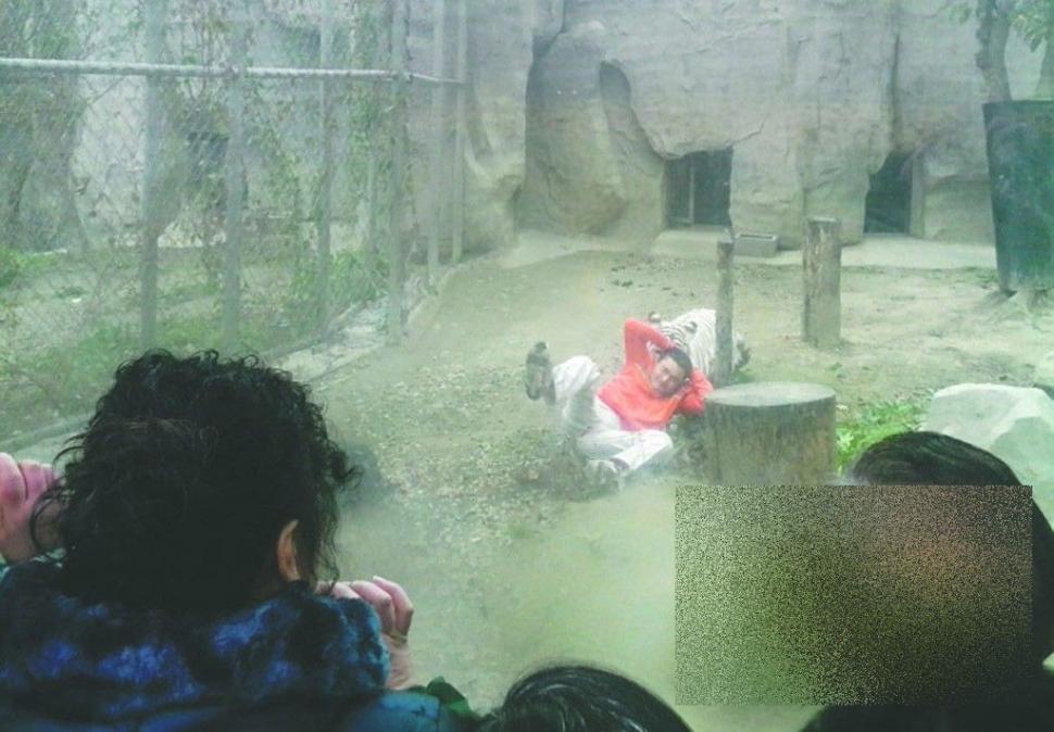 S-a aruncat în ţarcul tigrilor pentru a fi sfâşiat de animale. Ce s-a întâmplat cu acest chinez 247745