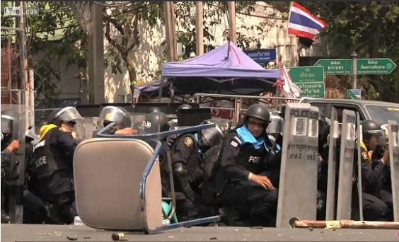 Confruntări violente în Tailanda. Protestatarii au aruncat grenade în directia forţelor de ordine. ATENŢIE! VIDEO EXPLICIT